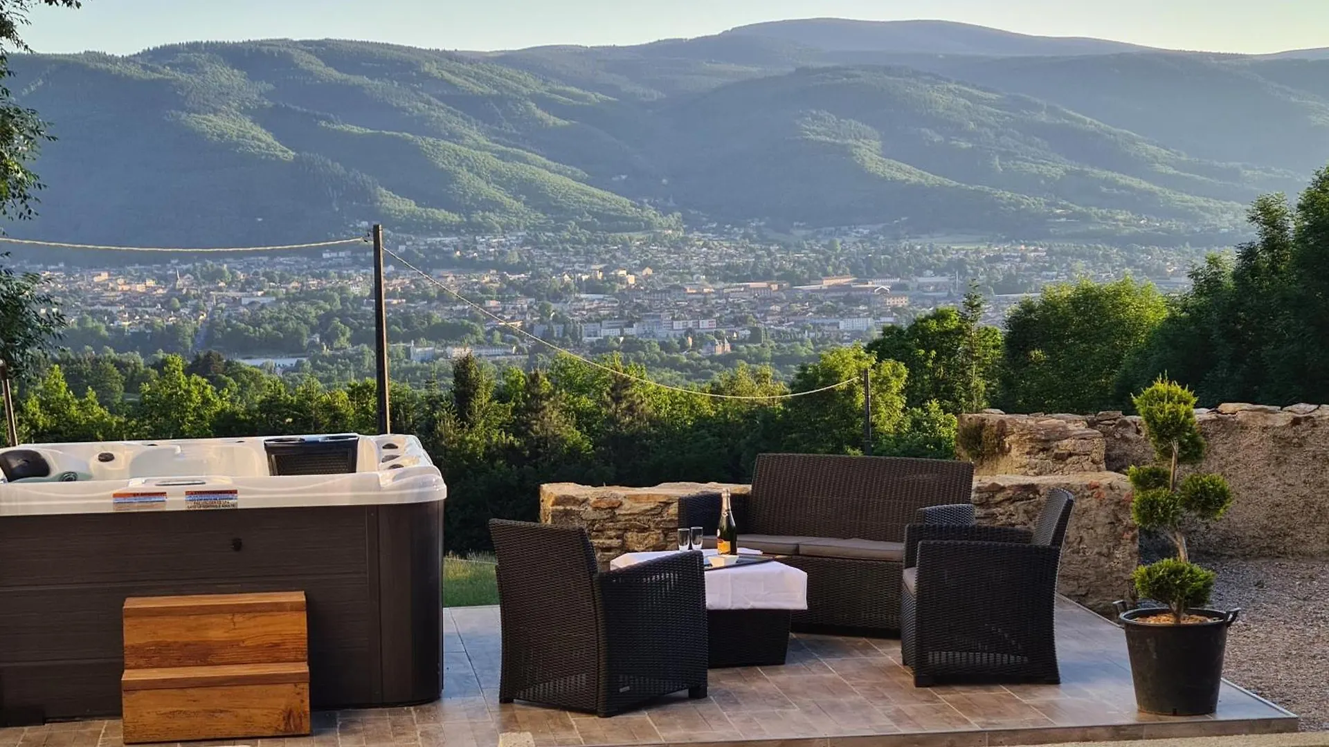 Gite Confortable Avec Spa Prive Et Confort Moderne Pont-de-Larn